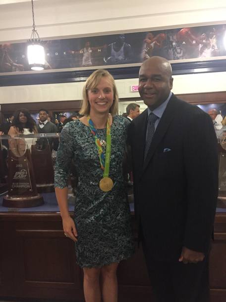 Katie Ledecky con John Thompson III, coach della squadra maschile di basket della Georgetown University.